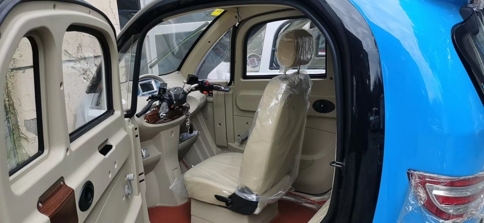 GIO Golf Enclosed Mobility Scooter GGMB